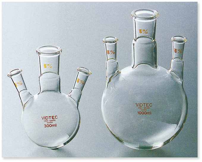 透明摺合三ツ口フラスコ（500mℓまでは側管傾斜形、1,000mℓ以上は側管直立形） ㈱コスモスビード|Vidtec 福岡県の理化学実験硝子器具製造  ガラス製品の注文,ガラス器具のオーダーメイド